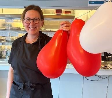 Dame holder 3 ballonger - Klikk for stort bilde