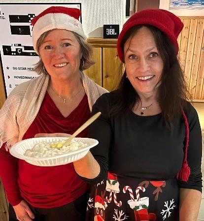 to damer i julekostyme og julegrøt - Klikk for stort bilde
